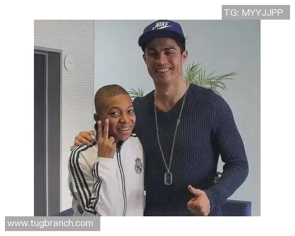 姆巴佩儿时梦想成真！与C罗合影照曝光，幼时的憧憬现实化！